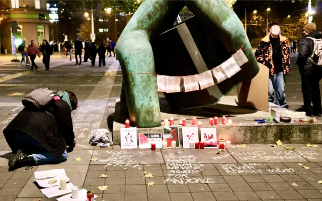 Aktivisté se sešli před Nejvyšším správním soudem při pietě za oběti z Gazy a Súdánu