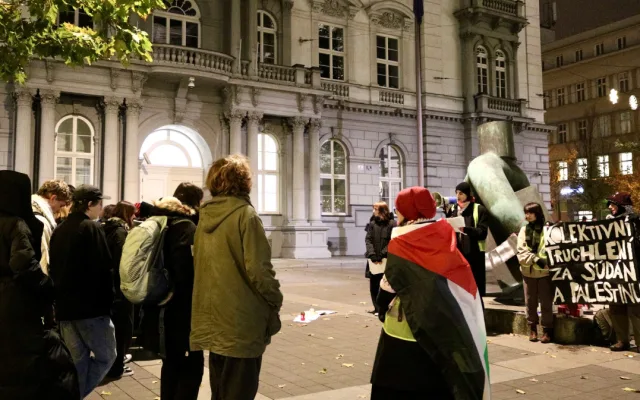 Aktivisté se sešli před Nejvyšším správním soudem při pietě za oběti z Gazy a Súdánu