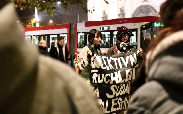 Aktivisté se sešli před Nejvyšším správním soudem při pietě za oběti z Gazy a Súdánu