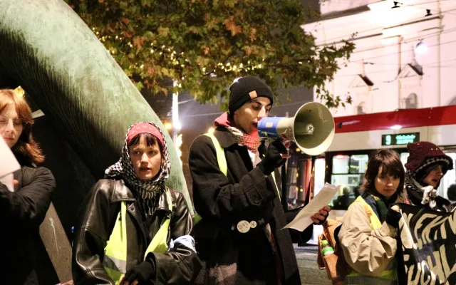 Aktivisté se sešli před Nejvyšším správním soudem při pietě za oběti z Gazy a Súdánu