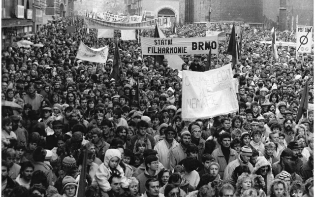 Brno vzpomíná na 17. listopad. Dojde na lidský řetěz, lampiony i Modlitbu pro Martu