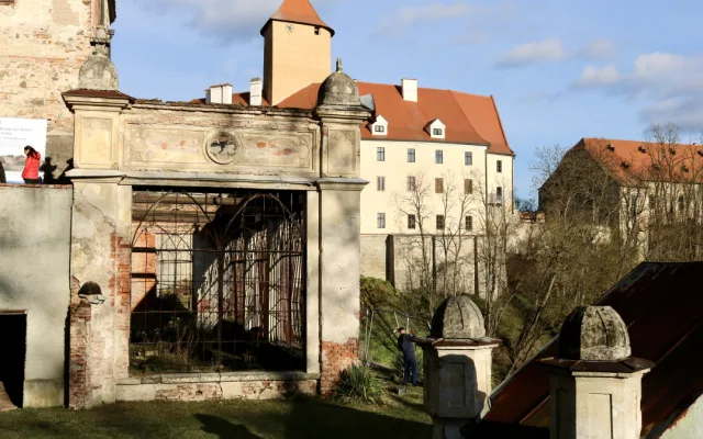 Rekonstrukce na hradě Veveří pokračují. Vznikne návštěvnické centrum a opraví se skleníky