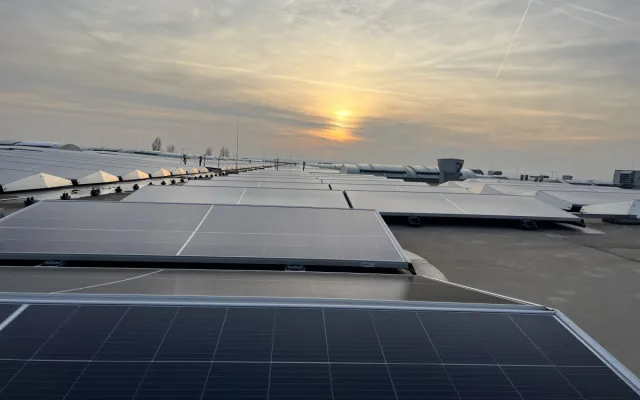 VIDEO: Na průmyslových halách v Brně a Blučině vyrostly obří solární elektrárny