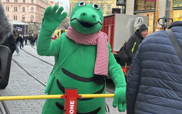VIDEO: Vánoční Trhy v Brně střeží nové zábrany, slouží proti nájezdu aut do lidí