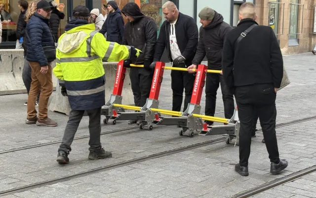 VIDEO: Vánoční Trhy v Brně střeží nové zábrany, slouží proti nájezdu aut do lidí