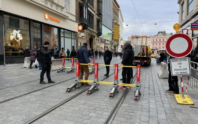 VIDEO: Vánoční Trhy v Brně střeží nové zábrany, slouží proti nájezdu aut do lidí