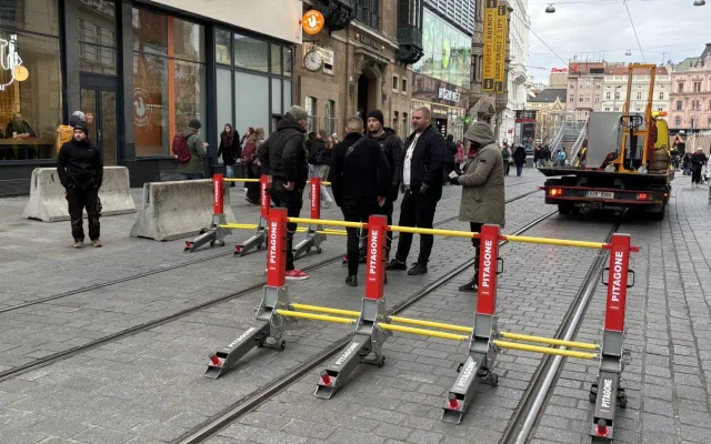 VIDEO: Vánoční Trhy v Brně střeží nové zábrany, slouží proti nájezdu aut do lidí