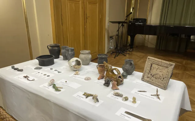 Pod Janáčkovým kulturním centrem stál ve 13. století zděný dům. Je zachovalý, chválí si archeologové