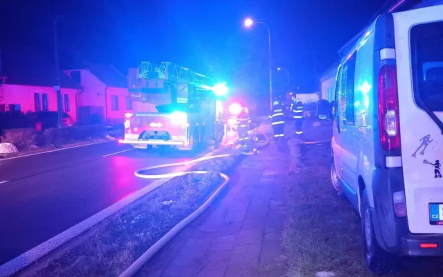 V Poštorné shořela stodola s autem za milion, při zásahu se zranil hasič