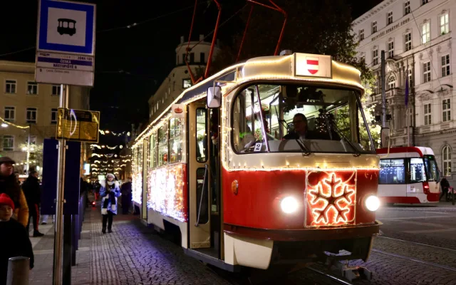 FOTO: Vánoční šalina znovu projíždí brněnskými ulicemi, zaveze vás až na nádraží
