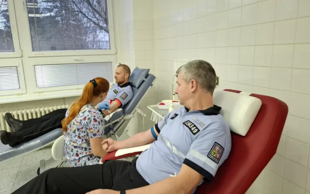 Břeclavští policisté při mikulášských odběrech darovali desítky konzerv krve
