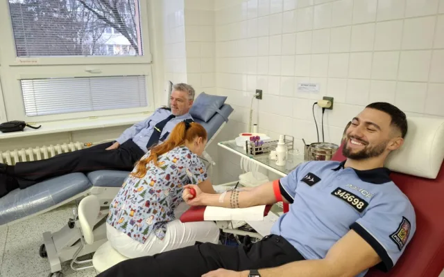 Břeclavští policisté při mikulášských odběrech darovali desítky konzerv krve