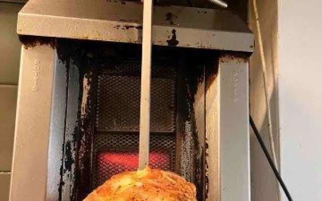 Inspektoři zavřeli bistro v centru Brna. Vadil jim nepořádek, plíseň i boty u jídla