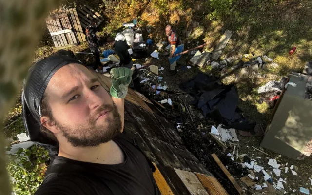 Dobrovolníci pomáhají lidem zavaleným odpadky. Rozbité auto jim ale práci překazilo