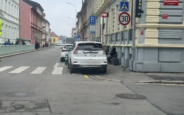 Překáží vám špatně zaparkované auto? Zavolejte policii, nadávat vám uleví, ale nepomůže