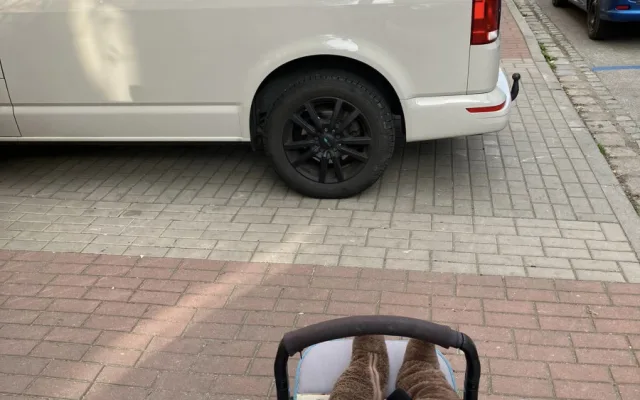 Překáží vám špatně zaparkované auto? Zavolejte policii, nadávat vám uleví, ale nepomůže