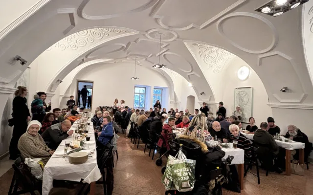 Na Boží hod prostřeli na radnici. V Brně připravili řízek se salátem pro potřebné