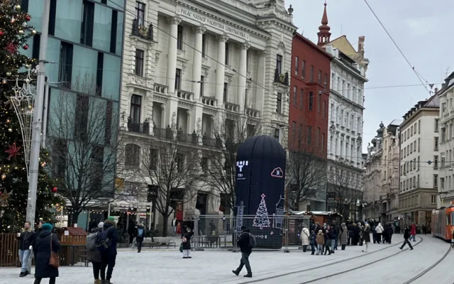 FOTO: V Brně navlékli orloj do ochrany, aby ho nezničily silvestrovské rachejtle
