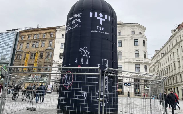FOTO: V Brně navlékli orloj do ochrany, aby ho nezničily silvestrovské rachejtle