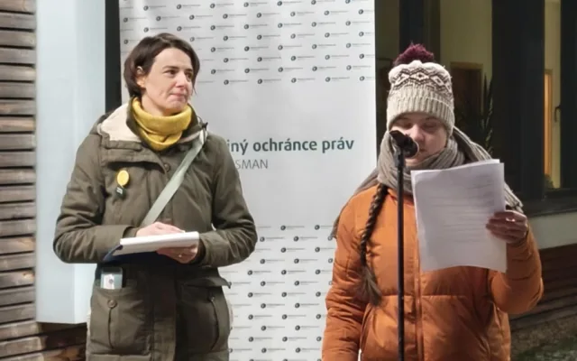 Akci pořádala Jednota pro deinstitucionalizaci ve spolupráci s řadou organizací, mimo jiné s Rytmusem