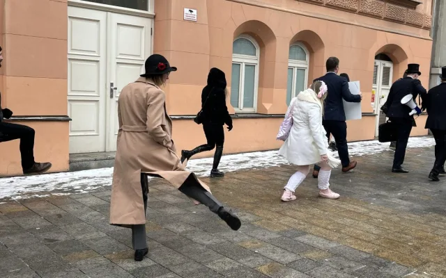 VIDEO: Švihlým krokem napříč Brnem. Centrum města rozhýbal bláznivý pochod