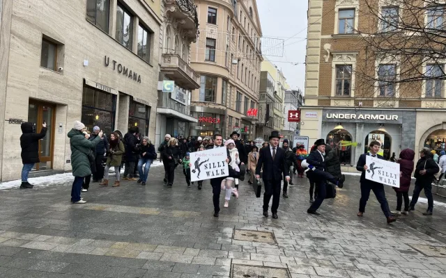 VIDEO: Švihlým krokem napříč Brnem. Centrum města rozhýbal bláznivý pochod