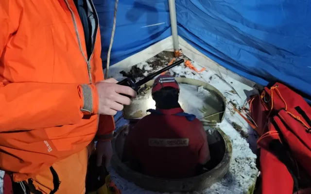 Muž uvízl v nepřístupné jeskyni na Blanensku, hasiči se ho snaží dostat ven