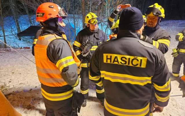 Muž uvízl v nepřístupné jeskyni na Blanensku, hasiči se ho snaží dostat ven