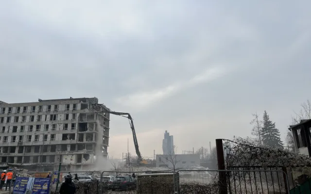 Zchátralá železniční poliklinika v Brně jde k zemi, vyroste místo ní povodňový park