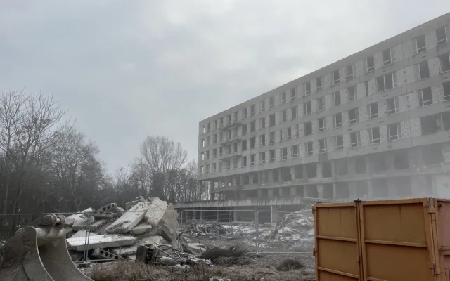 Zchátralá železniční poliklinika v Brně jde k zemi, vyroste místo ní povodňový park