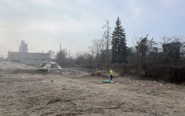 Zchátralá železniční poliklinika v Brně jde k zemi, vyroste místo ní povodňový park