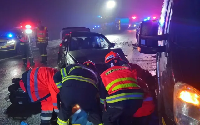 Namrzající mrholení ochromilo dopravu na jižní Moravě, záchranné složky řeší desítky nehod