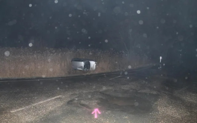 Chlapci z Brněnska si popili a vyrazili na projížďku bez řidičáku. Skončili v příkopě
