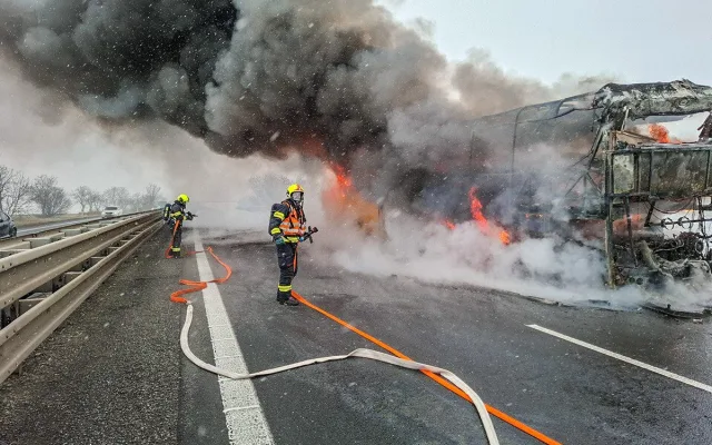 VIDEO: Hořící autobus na D46. Dálniční tah za Prostějovem stojí