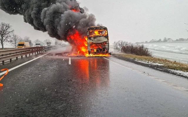 VIDEO: Hořící autobus na D46. Dálniční tah za Prostějovem stojí
