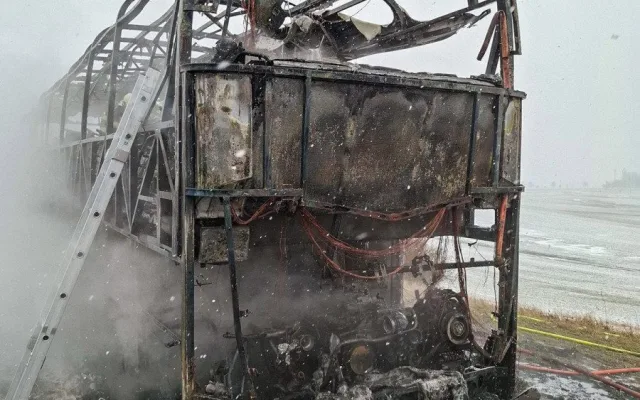 VIDEO: Hořící autobus na D46. Dálniční tah za Prostějovem stojí