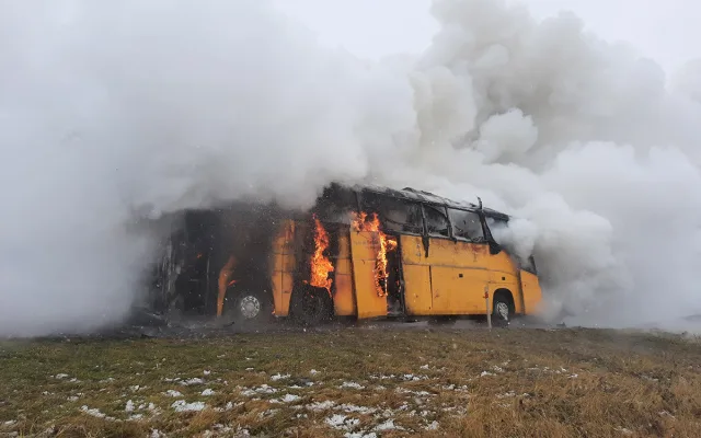 VIDEO: Plameny zdevastovaly autobus známého dopravce. D46 u Prostějova stojí