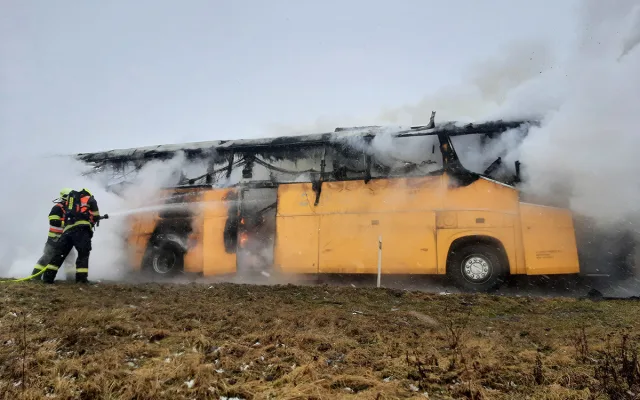 VIDEO: Plameny zdevastovaly autobus známého dopravce. D46 u Prostějova stojí