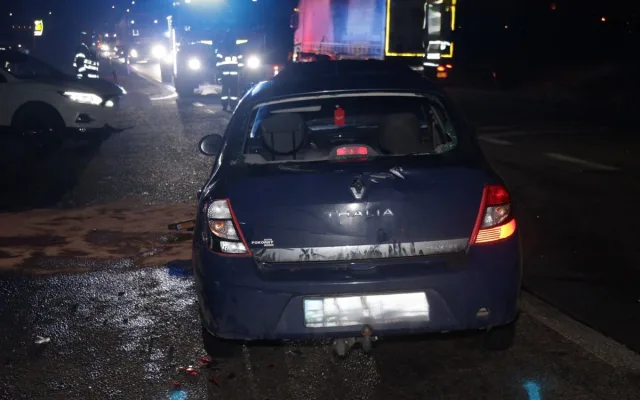 FOTO: Opilý řidič ignoroval značky a tvrdě narazil. U Mikulova ho smetl kamion