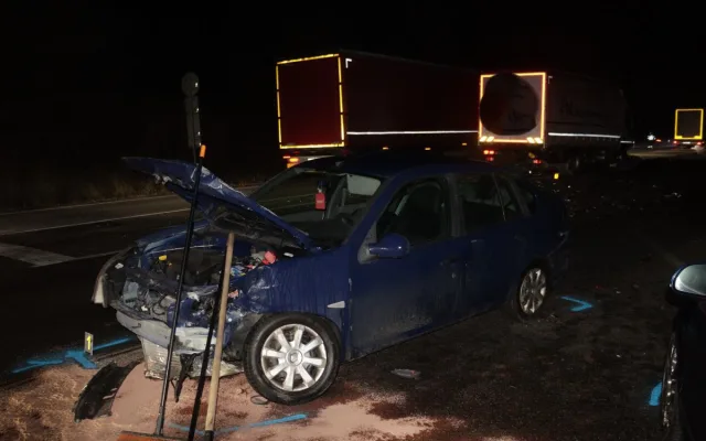 FOTO: Opilý řidič ignoroval značky a tvrdě narazil. U Mikulova ho smetl kamion