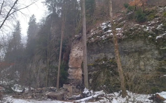 Cestu mezi Macochou a Punkevními jeskyněmi zavalil kus skály, možná jich bude víc