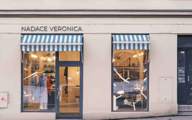 Studenti proměnili dobročinný obchod Nadace Veronica. Vznikl z recyklovaných materiálů