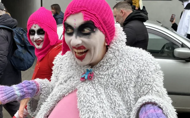 FOTO: Okolí Káznice ožilo masopustem. Průvod vedla nevěsta s rostoucím břichem