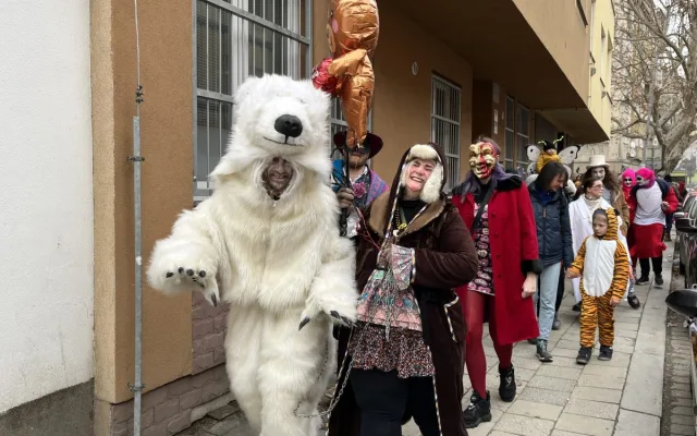 FOTO: Okolí Káznice ožilo masopustem. Průvod vedla nevěsta s rostoucím břichem