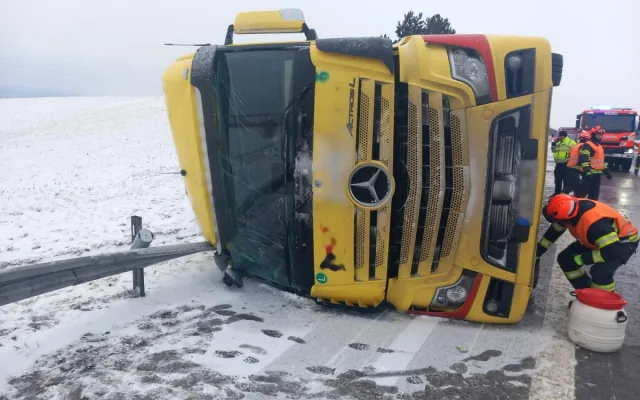 Noční sněžení potrápilo jižní Moravu. Přibylo nehod, spoje mají zpoždění
