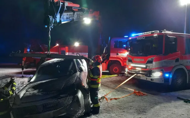 Noční sněžení potrápilo jižní Moravu. Přibylo nehod, spoje mají zpoždění