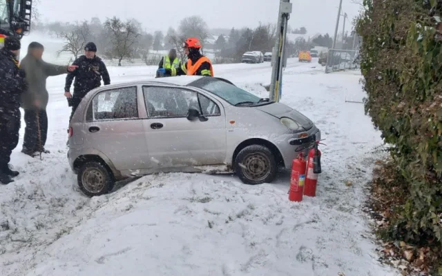 Noční sněžení potrápilo jižní Moravu. Přibylo nehod, spoje mají zpoždění