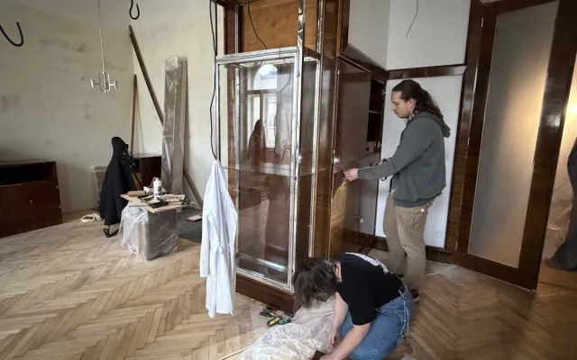Studenti restaurátorství vrací život Herdanovu bytu, který pamatuje zlatou éru Brna