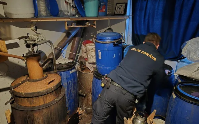 FOTO: Muž z Kyjovska pálil alkohol načerno. Hrozí mu až desetimilionová pokuta