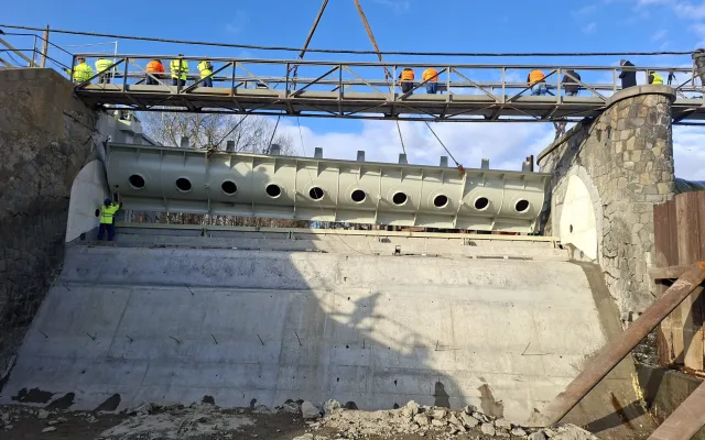 Rekonstrukce jezu v Rajhradě pokračuje, dělníci usadili druhou klapku